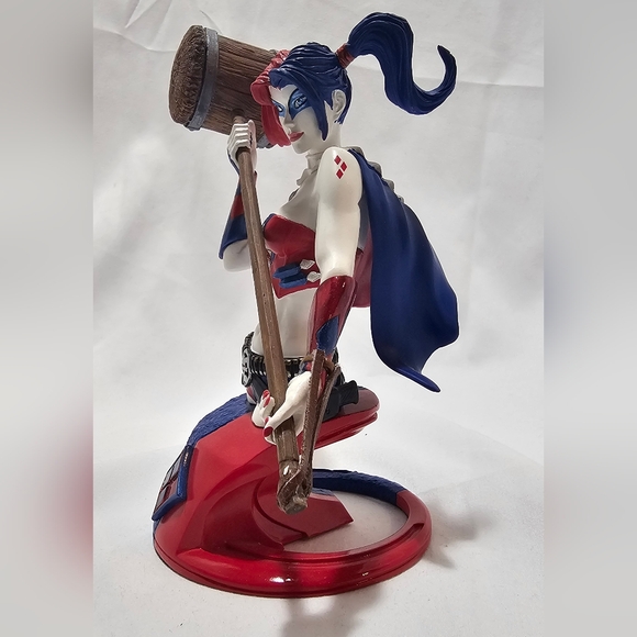 Harley Quinn Bust and Comic Bundle - Picture 8 of 10